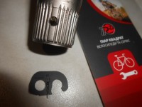 Фіксатор лівого шатуна шосе Shimano Plate Hollowtech II вісь - 130 грн