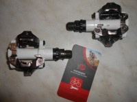 Контактні педалі Shimano PD-M520 білі з шипами - 2100 грн